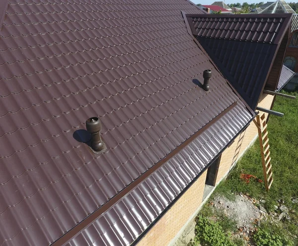 Conductos de aire en el techo de metal. El techo de chapa corrugada. Techos de perfil de metal forma ondulada —  Fotos de Stock