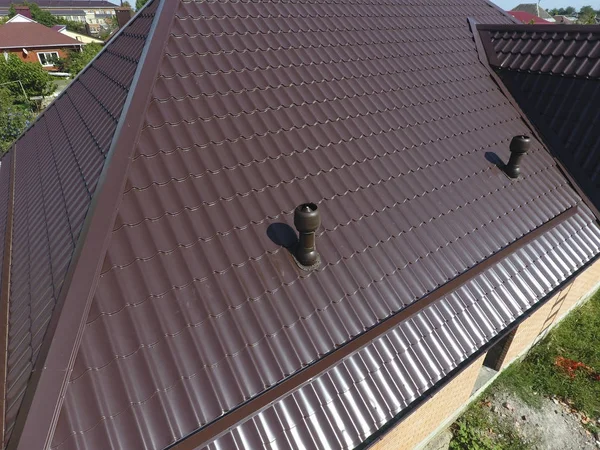 Воздуховоды на металлической крыше. Крыша из гофрированного листа. Крыша металлического профиля волнистой формы — стоковое фото