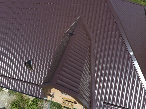 Evin çatısı bir görünüm yukarıdan. Oluklu levha çatı. Çatı metal profil dalgalı şeklinin