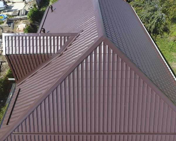 집의 지붕에 위에서 볼 수 있습니다. 골 판지 시트 지붕입니다. 금속 프로필 물결 모양 루핑 — 스톡 사진