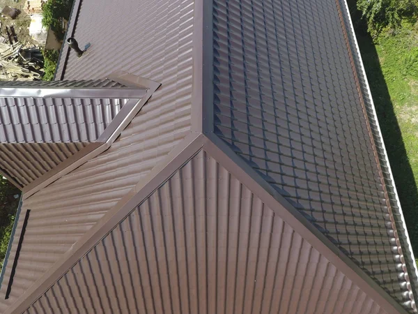 Evin çatısı bir görünüm yukarıdan. Oluklu levha çatı. Çatı metal profil dalgalı şeklinin