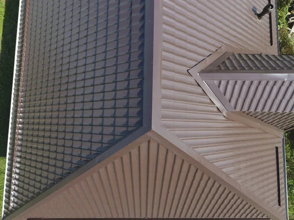 Evin çatısı bir görünüm yukarıdan. Oluklu levha çatı. Çatı metal profil dalgalı şeklinin