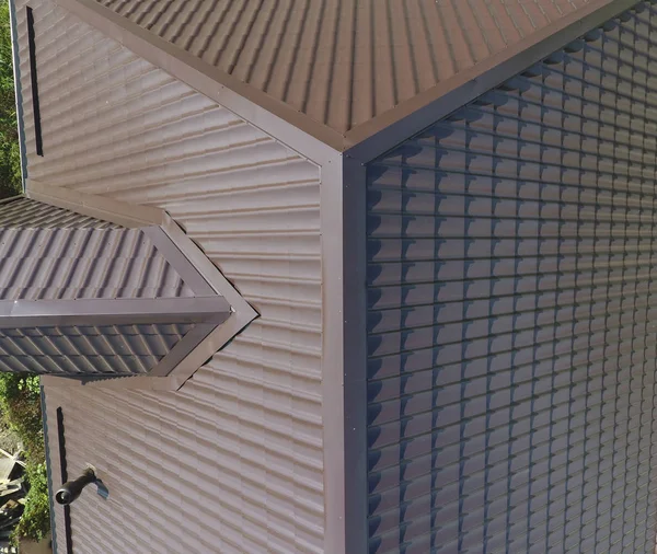 Evin çatısı bir görünüm yukarıdan. Oluklu levha çatı. Çatı metal profil dalgalı şeklinin