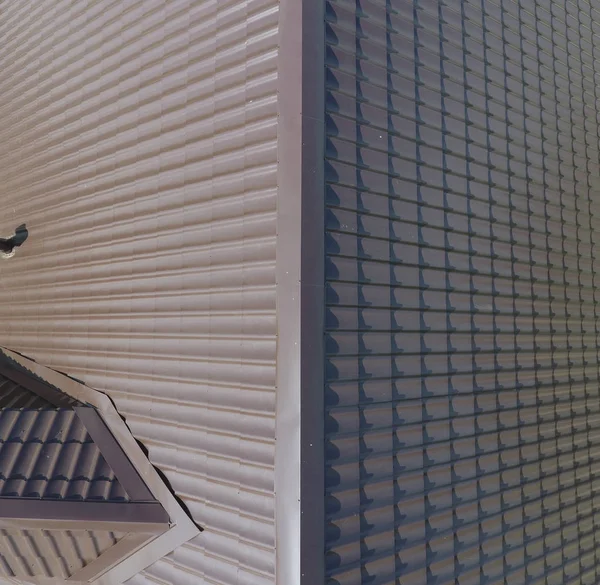 Evin çatısı bir görünüm yukarıdan. Oluklu levha çatı. Çatı metal profil dalgalı şeklinin