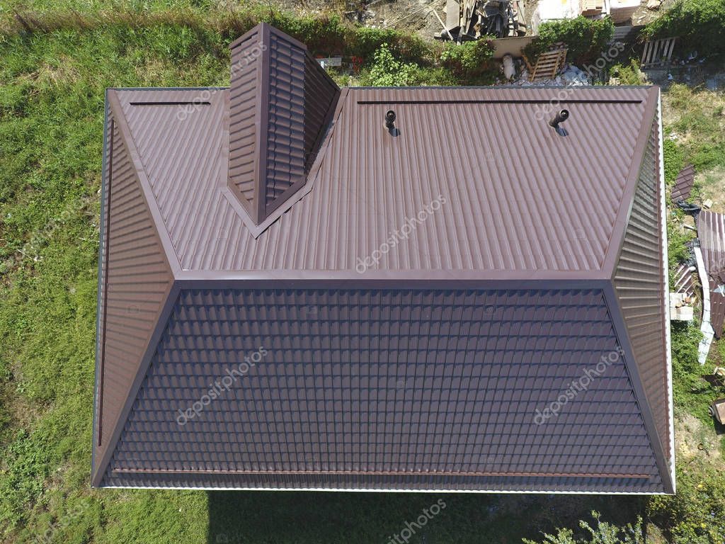 Una vista desde arriba en el techo de la casa. El techo de chapa