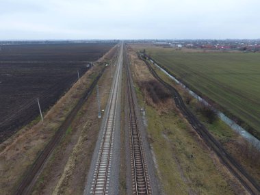 Arsa demiryolu. Üstten Görünüm raylar üzerinde. Yüksek voltajlı elektrik hatları için elektrikli trenler