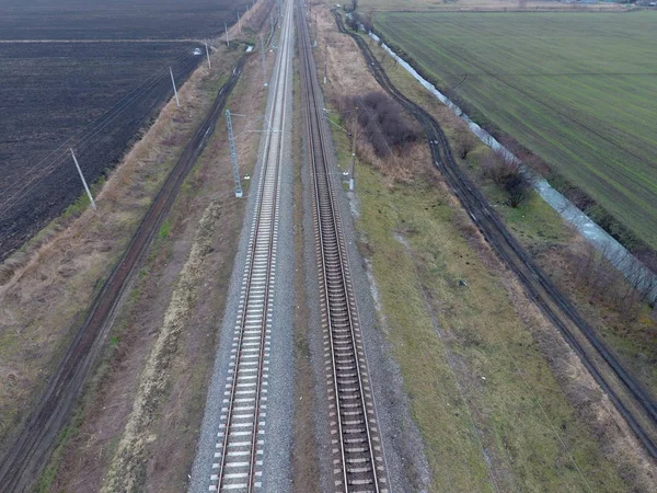 Trama ferrovia. Vista dall'alto sulle rotaie. Linee elettriche ad alta tensione per treni elettrici — Foto Stock