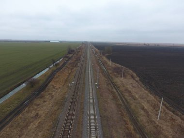 Arsa demiryolu. Üstten Görünüm raylar üzerinde. Yüksek voltajlı elektrik hatları için elektrikli trenler