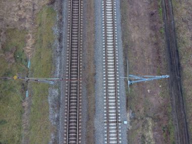 Arsa demiryolu. Üstten Görünüm raylar üzerinde. Yüksek voltajlı elektrik hatları için elektrikli trenler