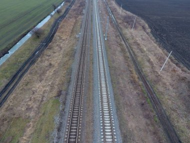 Arsa demiryolu. Üstten Görünüm raylar üzerinde. Yüksek voltajlı elektrik hatları için elektrikli trenler