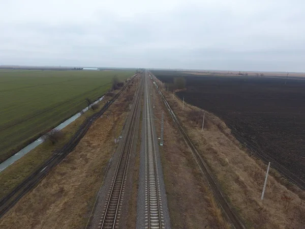 Arsa demiryolu. Üstten Görünüm raylar üzerinde. Yüksek voltajlı elektrik hatları için elektrikli trenler