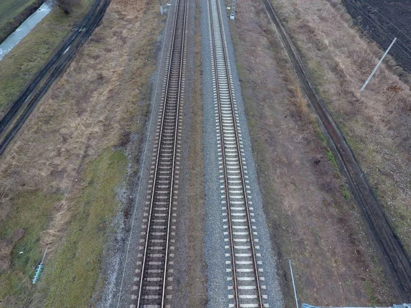 Участок железной дороги. Вид сверху на рельсы. Линии электропередачи высокого напряжения для электропоездов — стоковое фото