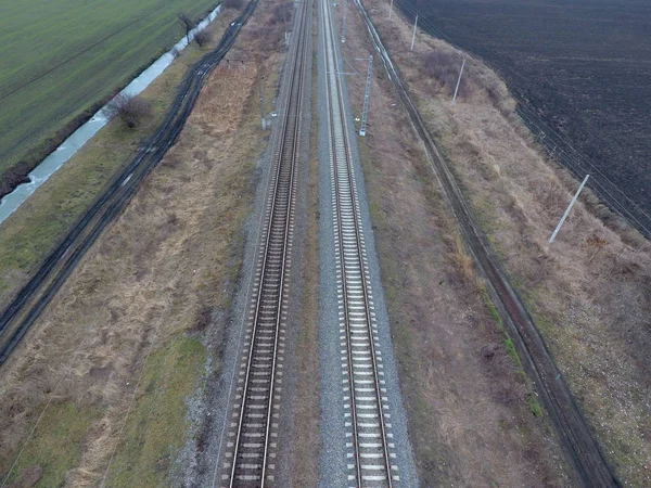 플롯 철도입니다. 레일에 최고 볼 수 있습니다. 전기 기차를 위한 높은 전압 파워 라인 — 스톡 사진