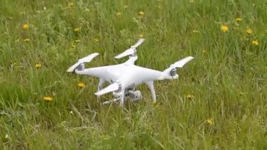 Kalkış dronun rüzgarlı havalarda çim dan.