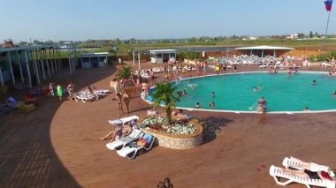 Oasis village Golubitskaya, Krasnodar bölgesi havzasında. Havuzda dinlendirici insanlardır. Yetişkin ve çocuk Yüzme Havuzu.