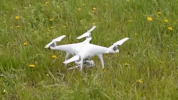 Avgang av dronen fra gresset i vindstille vær . – stockvideo