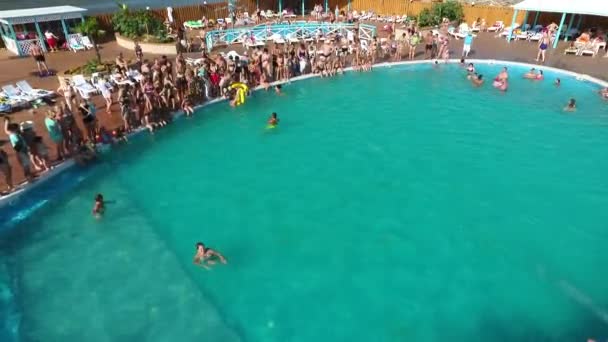 Cuenca del Oasis en el pueblo de Golubitskaya, Territorio de Krasnodar. La gente se está relajando en la piscina. Piscina para adultos y niños . — Vídeo de stock