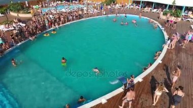 Oasis village Golubitskaya, Krasnodar bölgesi havzasında. Havuzda dinlendirici insanlardır. Yetişkin ve çocuk Yüzme Havuzu.