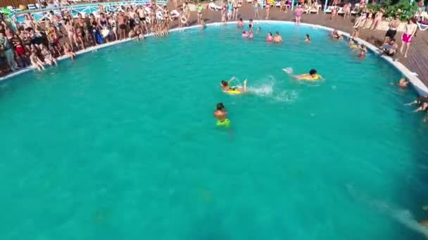 Oasis Basin i byn av Golubitskaya, Krasnodar territorium. Människor är avkopplande i poolen. Pool för vuxna och barn. — Stockvideo