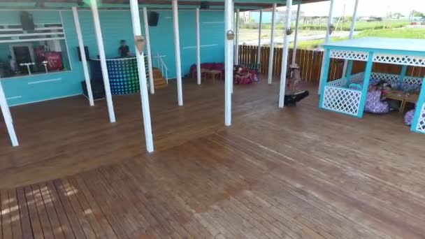 Cuenca del Oasis en el pueblo de Golubitskaya, Territorio de Krasnodar. La gente se está relajando en la piscina. Piscina para adultos y niños . — Vídeos de Stock