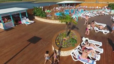 Oasis village Golubitskaya, Krasnodar bölgesi havzasında. Havuzda dinlendirici insanlardır. Yetişkin ve çocuk Yüzme Havuzu.