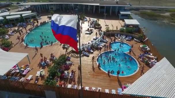 Oasis village Golubitskaya, Krasnodar bölgesi havzasında. Havuzda dinlendirici insanlardır. Yetişkin ve çocuk Yüzme Havuzu. — Stok video