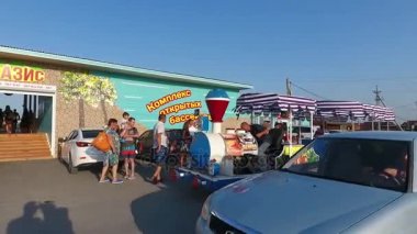 Oasis village Golubitskaya, Krasnodar bölgesi havzasında. Havuzda dinlendirici insanlardır. Yetişkin ve çocuk Yüzme Havuzu.