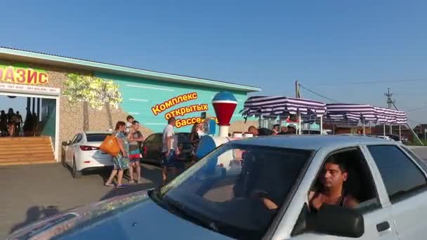 Cuenca del Oasis en el pueblo de Golubitskaya, Territorio de Krasnodar. La gente se está relajando en la piscina. Piscina para adultos y niños . — Vídeos de Stock