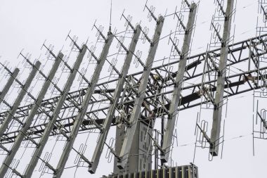 Askeri radar anteni. Küçük antenler oluşan bir kılavuz büyük toplanan