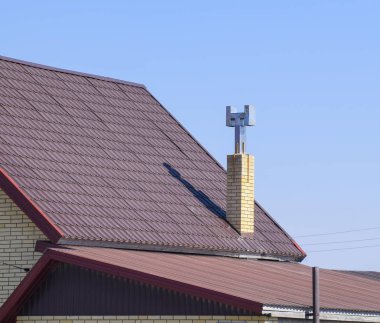 Oluklu levha çatı. Brown oluklu metal profil roo