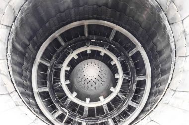 Bir jet motorunun değişken itme yönünde bir meme