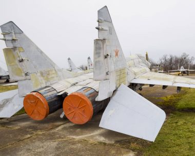 Havaalanında askeri uçak savaşçıları. Eski açığa alınan AI