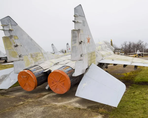 Havaalanında askeri uçak savaşçıları. Eski açığa alınan AI