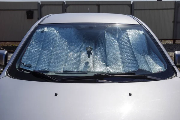 Solen reflektor vindrutan. Skydd av panelen bil från direk — Stockfoto