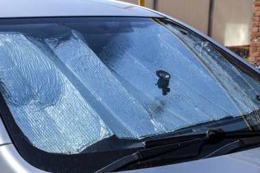 Doğrudan güneş ışığı altında araba panelinden korunması. Güneş reflektör 