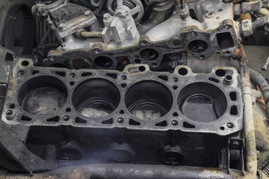 Dört silindirli motorun silindir bloğu. Tamir için parçalanmış motorlu araç. Motor yağının parçaları. Araç motoru tamiri serviste..