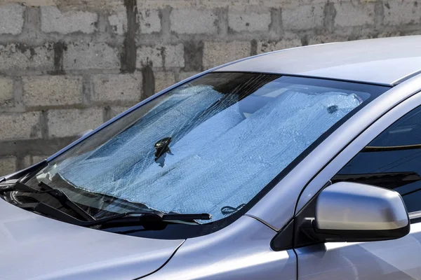 Ochrona panelu samochodu przed bezpośrednim promieniowaniem słonecznym. Reflektor słońce — Zdjęcie stockowe