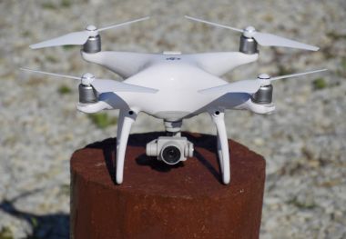 Quadrocopter ile DJI indeks işlem Phantom 4 ahşap kenevir tarihinde. Uçağı hazırlanıyor
