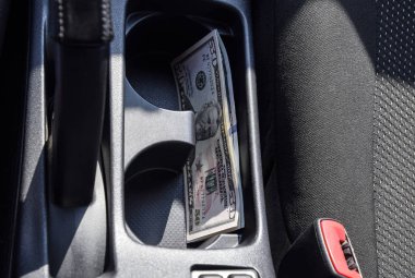 Birkaç banknot Amerikan Doları centr niş içinde yalan