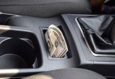 Birkaç banknot Amerikan Doları centr niş içinde yalan