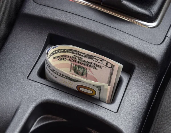 Birkaç banknot Amerikan Doları centr niş içinde yalan