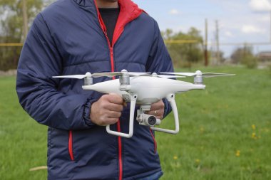 Quadrocopter onun elinde olan bir adam. Beyaz bir dron p ediliyor