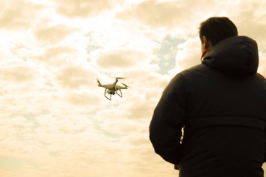 Bir adam elinde bir uzaktan kumanda ile. Uçuş kontrol