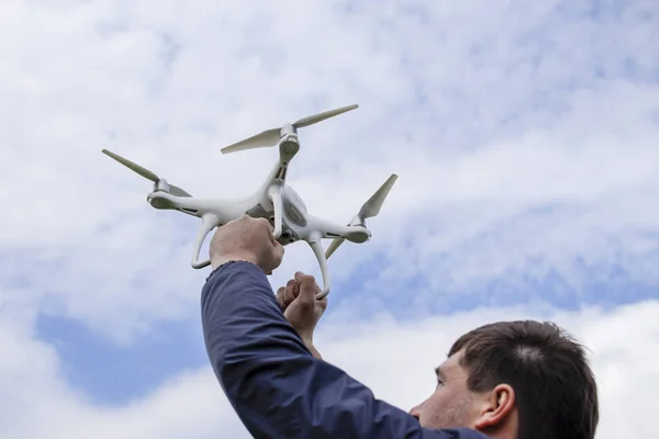 Homme Avec Quadrocopter Dans Les Bras Levés Vers Ciel Drone — Photo
