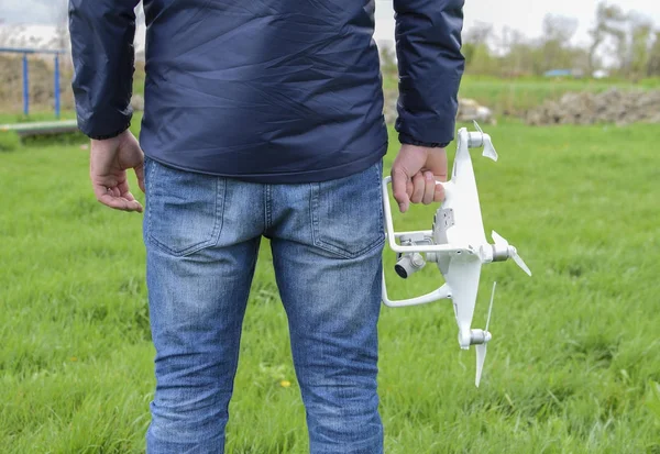 Quadrocopter onun elinde olan bir adam. Beyaz kvadrokopter prepa