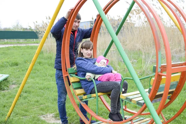 Giovane Coppia Sposata Con Bambino Nel Parco Giochi Giovane Famiglia — Foto Stock