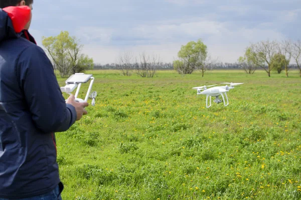 Ein Mann Mit Einer Fernbedienung Der Hand Flugkontrolle Der Drohne — Stockfoto