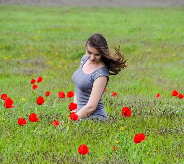 Hermosa joven de hadas en un campo entre las flores de tulipán —  Fotos de Stock