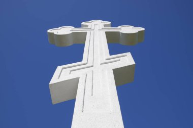 Mavi gökyüzü arka plan beyaz Ortodoks Hristiyan çarmıhta.