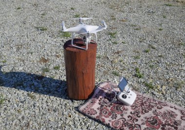 Quadrocopter ile DJI indeks işlem Phantom 4 ahşap kenevir tarihinde. Uçağı hazırlanıyor